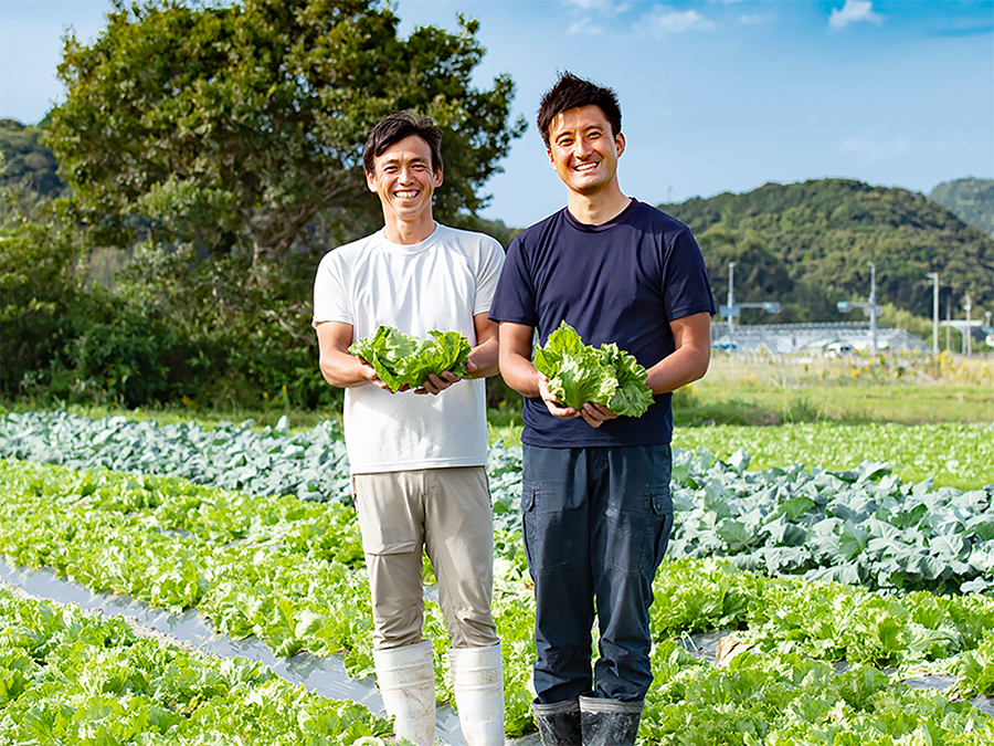 写真：遠藤さんと濱野さんが畑に立ち微笑んでいる様子