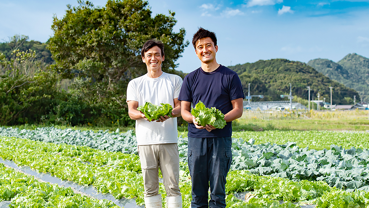 写真：遠藤さんと濱野さんが畑に立ち微笑んでいる様子